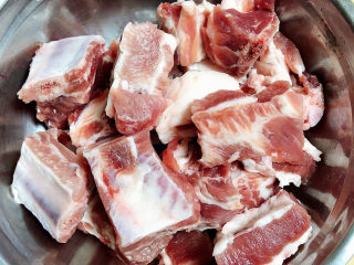 1、玉米烧排骨,准备好排骨，切好待用。