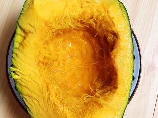 2、玉米烧排骨,准备些板栗南瓜。