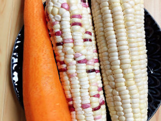 3、玉米烧排骨,准备好胡萝卜、玉米。