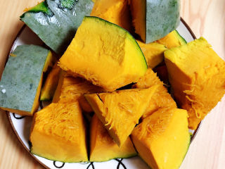 4、玉米烧排骨,板栗南瓜切好待用。