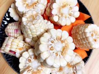 5、玉米烧排骨,玉米、胡萝卜切好待用。