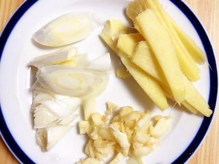 6、玉米烧排骨,葱姜蒜切好待用。