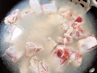 7、玉米烧排骨,锅中烧开水，放入排骨，煮去血水。