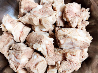 8、玉米烧排骨,排骨捞出洗净待用。