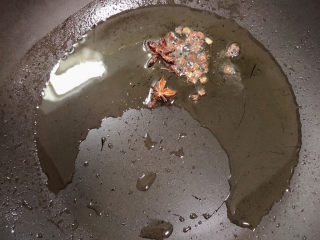 9、玉米烧排骨,锅中倒入油，放入白糖、花椒粒、大料煸香。