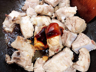 11、玉米烧排骨,加入料酒、耗油、生抽、红烧酱油。