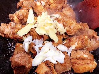 12、玉米烧排骨,放入葱姜蒜爆香。