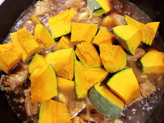 14、玉米烧排骨,放入南瓜。