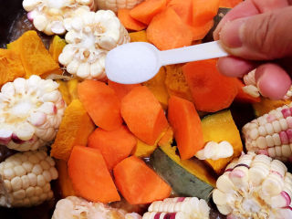 15、玉米烧排骨,再加入胡萝卜、玉米，加入盐。