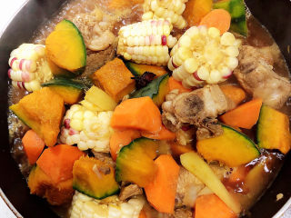 16、玉米烧排骨,搅拌均匀，炖煮3分钟，将所有食材倒入高压锅中，选择排骨按键，40分钟压好。