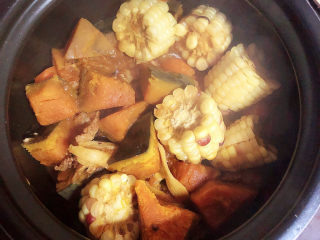 17、玉米烧排骨,一锅香浓的玉米烧排骨就做好了。