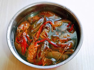 2、啤酒小龙虾,之后冷水反复冲洗，在用干净的牙刷把龙虾肚皮刷干净。