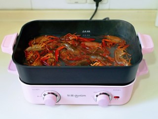 4、啤酒小龙虾,锅中加入水大火烧开后下入小龙虾焯水。(可以根据个人喜欢选择是否需要焯水，个人觉得烫一下再烧更卫生)