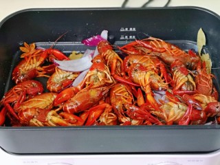 7、啤酒小龙虾,把焯水的龙虾倒入锅中翻炒。