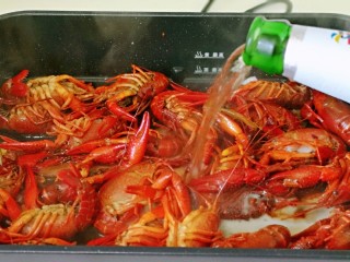 9、啤酒小龙虾,再加入啤酒。