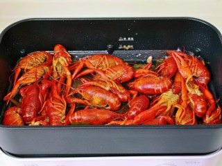 13、啤酒小龙虾,15分钟后打开盖子，加入白砂糖提鲜，将美食锅断电。