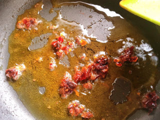 3、泰式酸辣小白螺,锅里倒入油加热,放入郫县豆瓣酱炒出红油