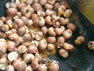 4、泰式酸辣小白螺,倒入白螺翻炒