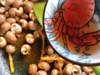 6、泰式酸辣小白螺,加入料酒