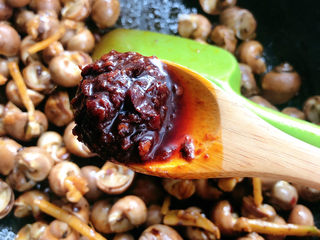 7、泰式酸辣小白螺,加入泰式酸辣酱翻炒