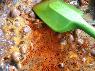 8、泰式酸辣小白螺,加水末过白螺炖会,毕竟现在这个时候多煮会比较放心