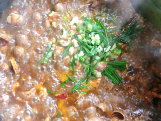 9、泰式酸辣小白螺,加入葱跟蒜