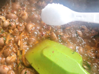 10、泰式酸辣小白螺,汤收差不多了我们加一点白糖调味,继续收汤