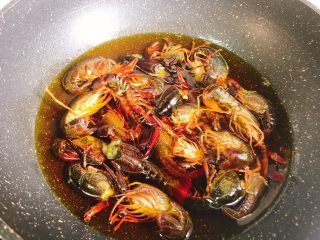 6、十三香小龙虾,油温不是特别热的时候放入小龙虾