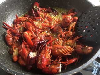 7、十三香小龙虾,小龙虾炸至变色