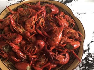8、十三香小龙虾,盛出小龙虾