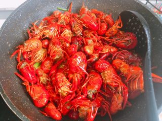 12、十三香小龙虾,放入小龙虾翻炒
