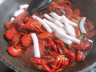 15、十三香小龙虾,放入年糕翻炒均匀