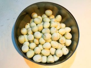 7、秘制茶香鹌鹑蛋,鹌鹑蛋剥皮