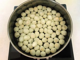 10、秘制茶香鹌鹑蛋,锅里加入冷水，放入鹌鹑蛋