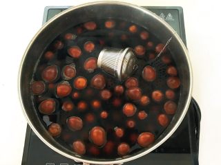 15、秘制茶香鹌鹑蛋,茶香鹌鹑蛋煮好了，继续浸泡入味2小时