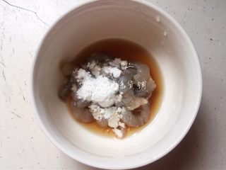 2、八宝辣酱,虾仁加料酒、淀粉,先腌一下。