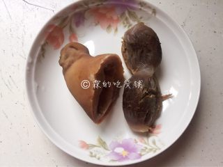 3、八宝辣酱,鸭胗、猪肚,事先煮熟。