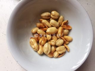 4、八宝辣酱,去皮后的花生仁炒熟。