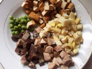 6、八宝辣酱,随后把鸭胗、猪肚、竹笋、香干,全切成丁。
