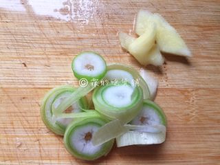 7、八宝辣酱,准备一些葱姜。