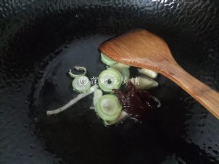 8、八宝辣酱,先爆香葱姜和辣酱。