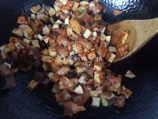 9、八宝辣酱,再把除了青豆和虾仁之外的所有食材倒入锅中翻炒。