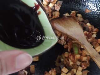 10、八宝辣酱,随后加入海鲜酱、糖。