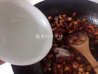 11、八宝辣酱,再加入小半碗水,翻炒均匀后小火炖煮几分钟。
