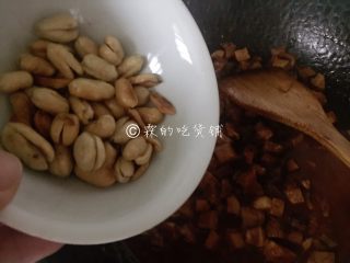 13、八宝辣酱,把花生仁倒入,翻炒均匀后关火装盘。