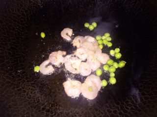 14、八宝辣酱,锅洗净,再倒入适量的油,把虾仁和青豆倒入滑炒。