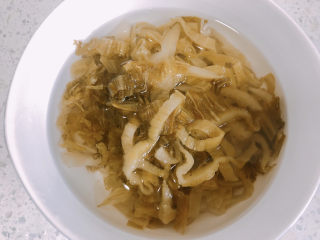 3、雪菜肉丝面,雪菜切成丝洗干净。