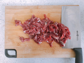 4、雪菜肉丝面,把牛肉切成丝状。