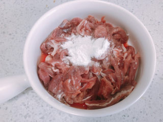 5、雪菜肉丝面,牛肉加入适量的淀粉。