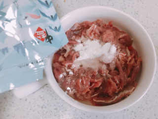 6、雪菜肉丝面,加入适量的盐。